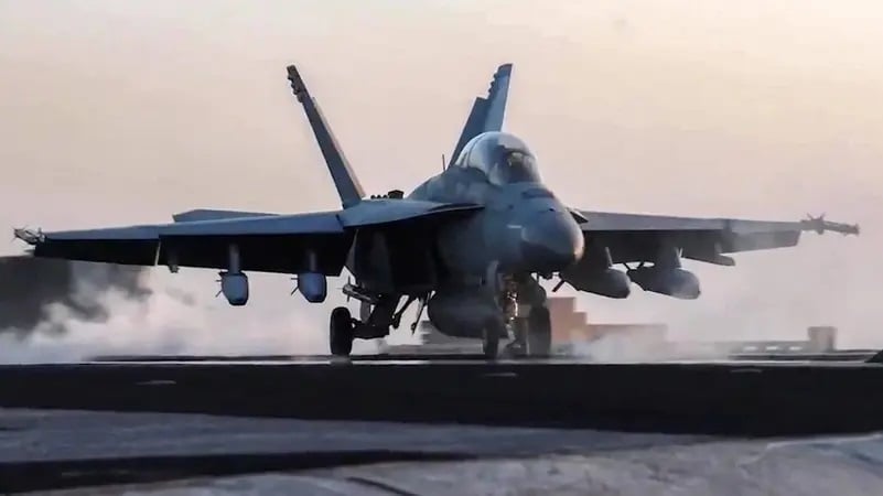 واشنطن تبحث الخيارات.. وطائرات أميركية تحلق قرب إيران